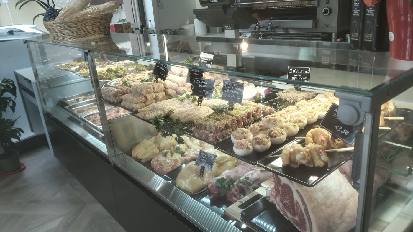 La vetrina del banco con involtini, cotolette e carni pronte da cuocere