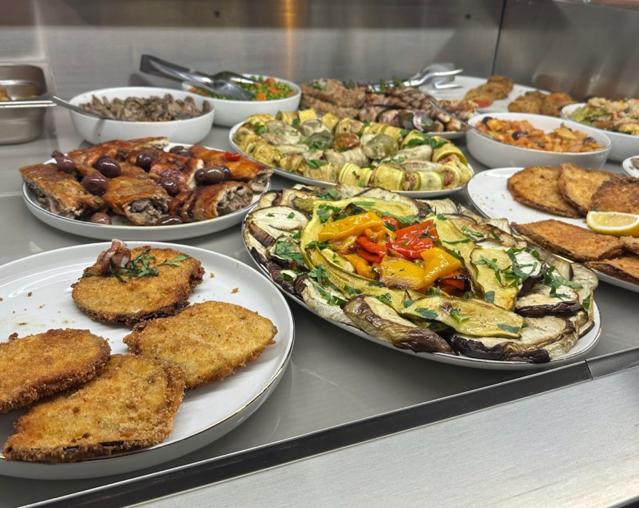 Vassoi di verdure grigliate, cotolette e piatti pronti della tavola calda